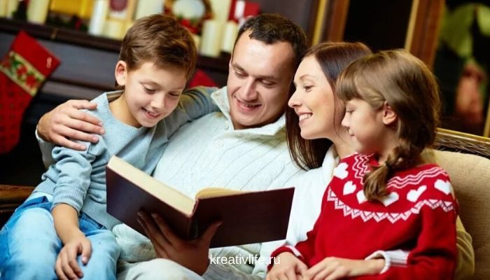 Дети и родители читают книгу