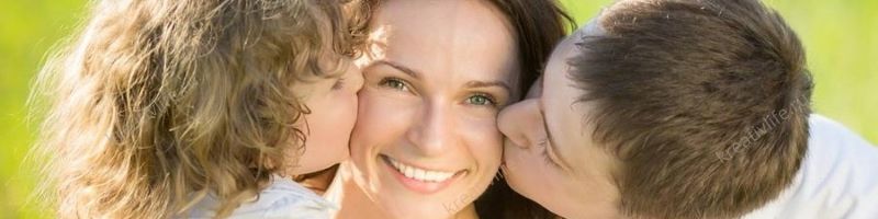 ивая счастливая мама, которую целуют дети