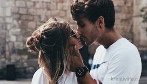 Парень и девушка: красивый поцелуй