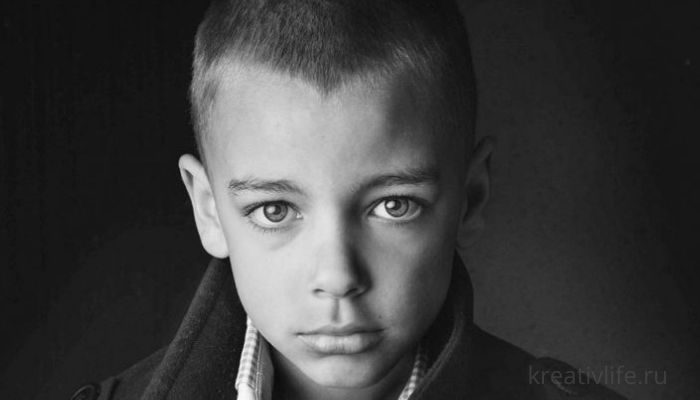 Портрет ребенка подростка черно-белое фото