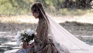 Девушка грустная под дождем в свадебном платье