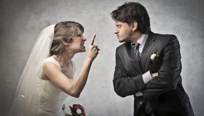 Мужчина и женщина ссорятся на свадьбе