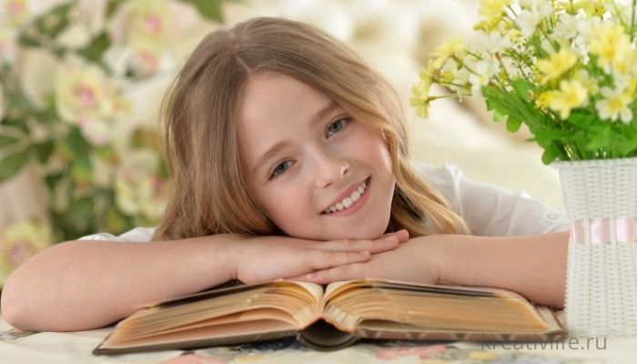 Ребенок с книгой девочка