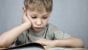 Ребенок читает книгу и развивается