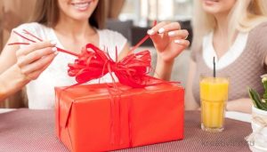 Подарки: что нельзя дарить и принимать?