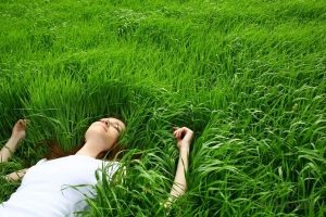 Отдых, расслабление, медитация в траве на природе