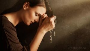 Женщина мать молится