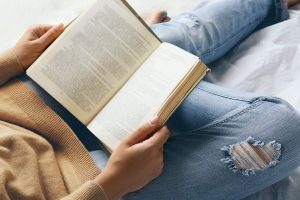 Девушка читает книгу