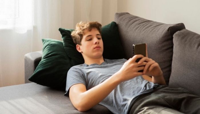 Парень подросток лежит на диване