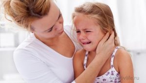 Девочка плачет и манипулирует мамой