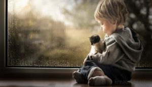 Мальчик ребенок сидит на окне скучает
