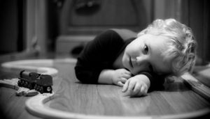 Ребенок скучает лежит на полу