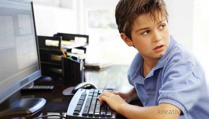 мальчик подросток играет в компьютер 