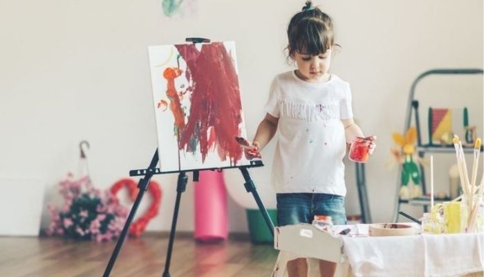 Ребенок рисует и занимается творчеством