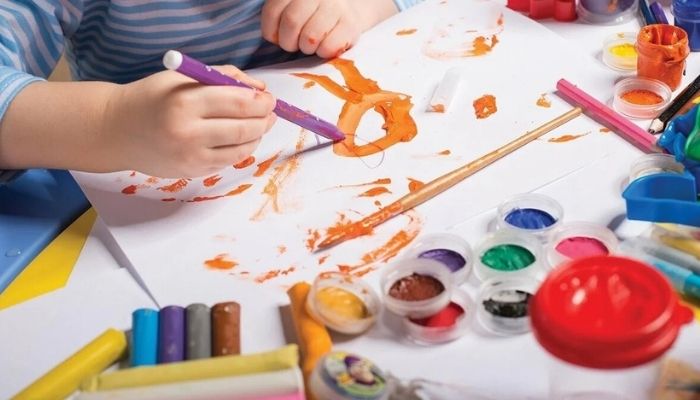 Ребенок рисует 