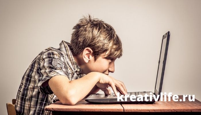 подросток за компьютером