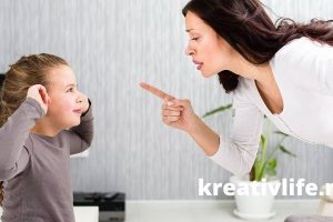 Мама кричит ругает ребенка
