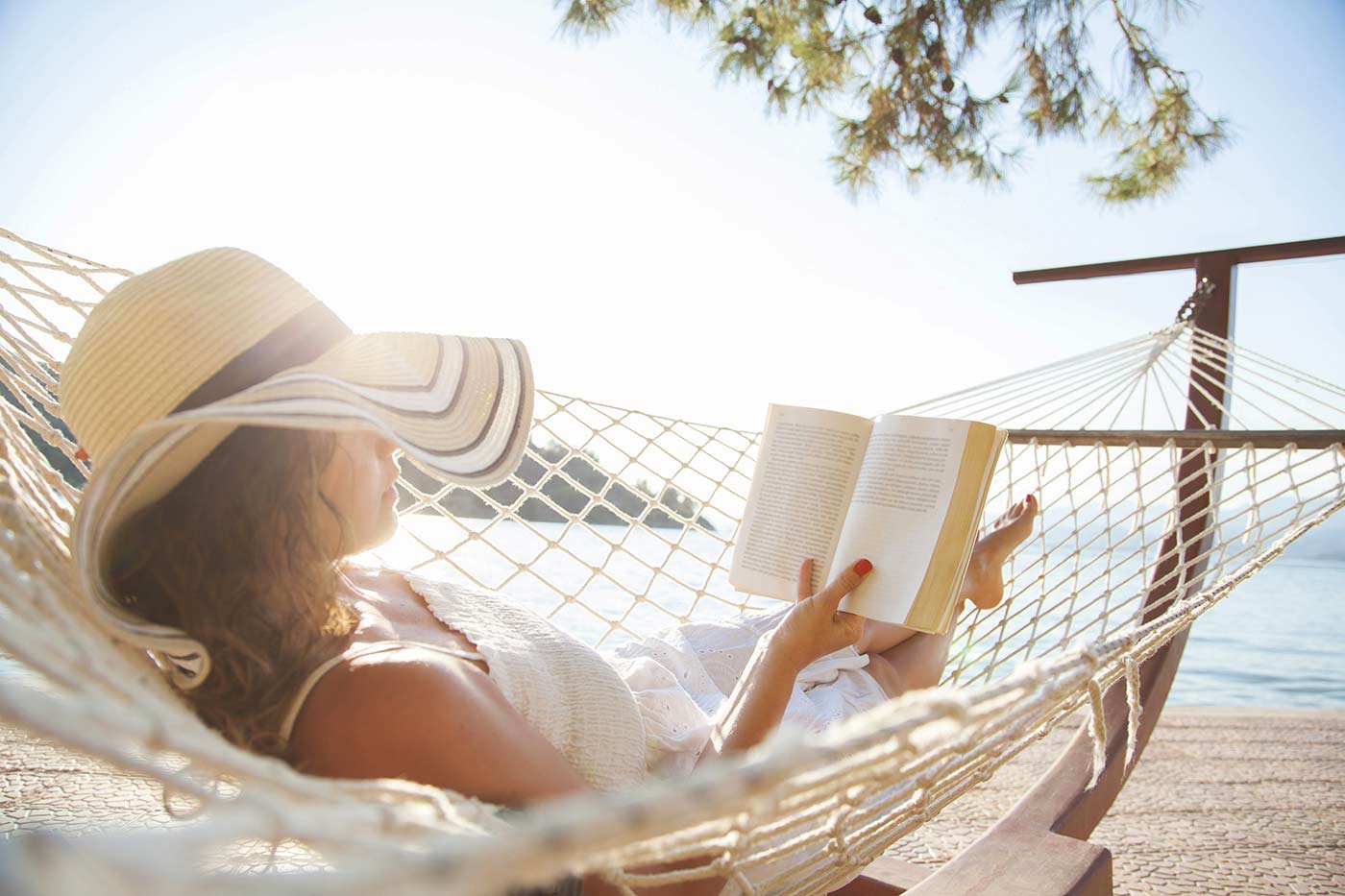 Женщина читает книгу в отпуске