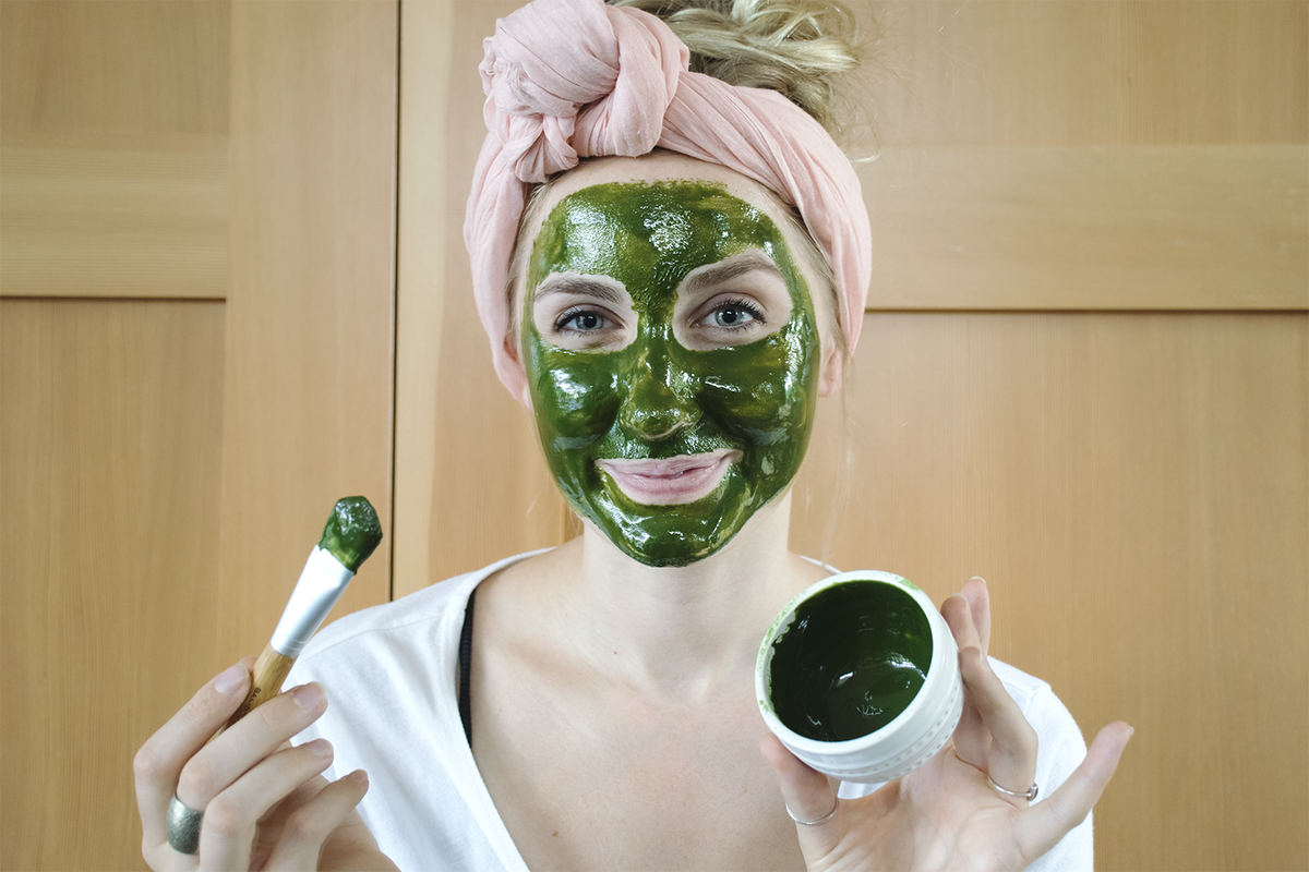 Маска для лица. Грин Теа зеленая маска. Зеленая маска косметическая для лица. Маска из петрушки для лица. Маска на лице из зелени.