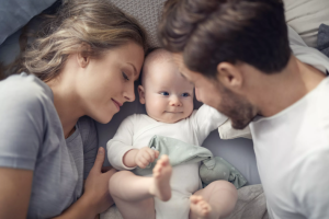 новорожденный маленький ребенок и молодые родители