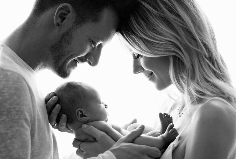 новорожденный маленький ребенок и молодые родители