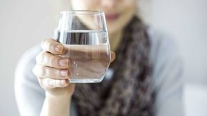 пить воду стакан воды