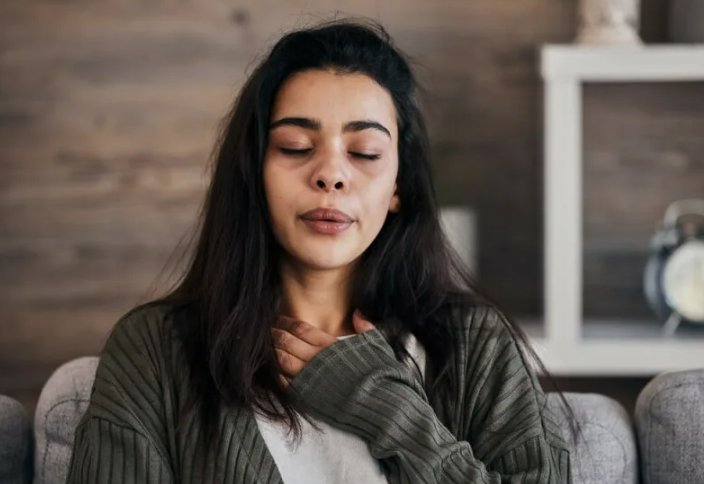 Девушка выполняет психологическую практику