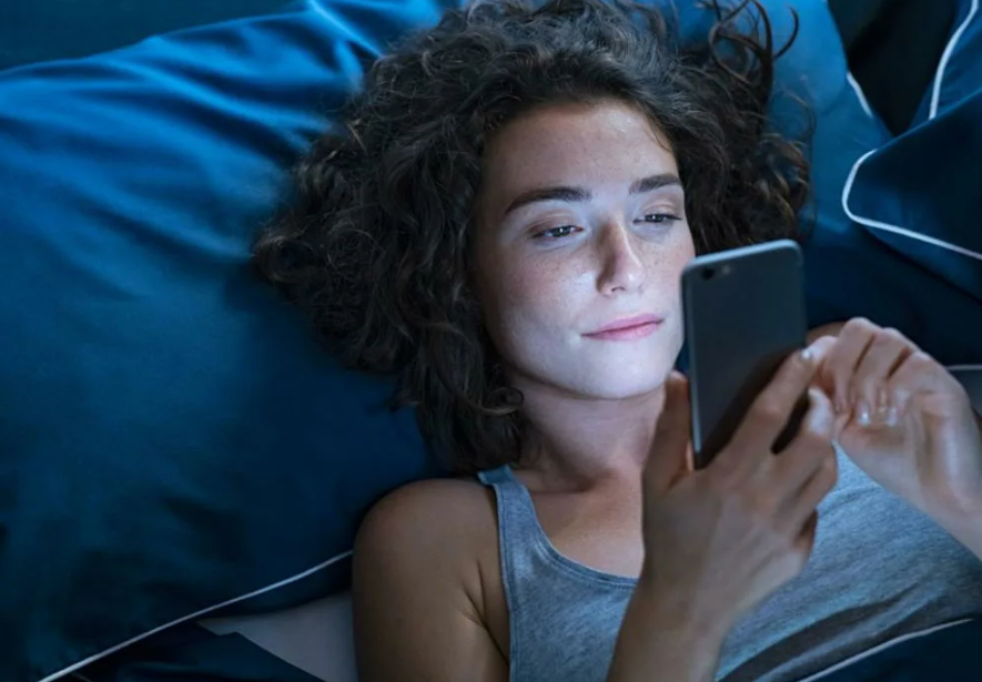 девушка гаджет телефон перед сном