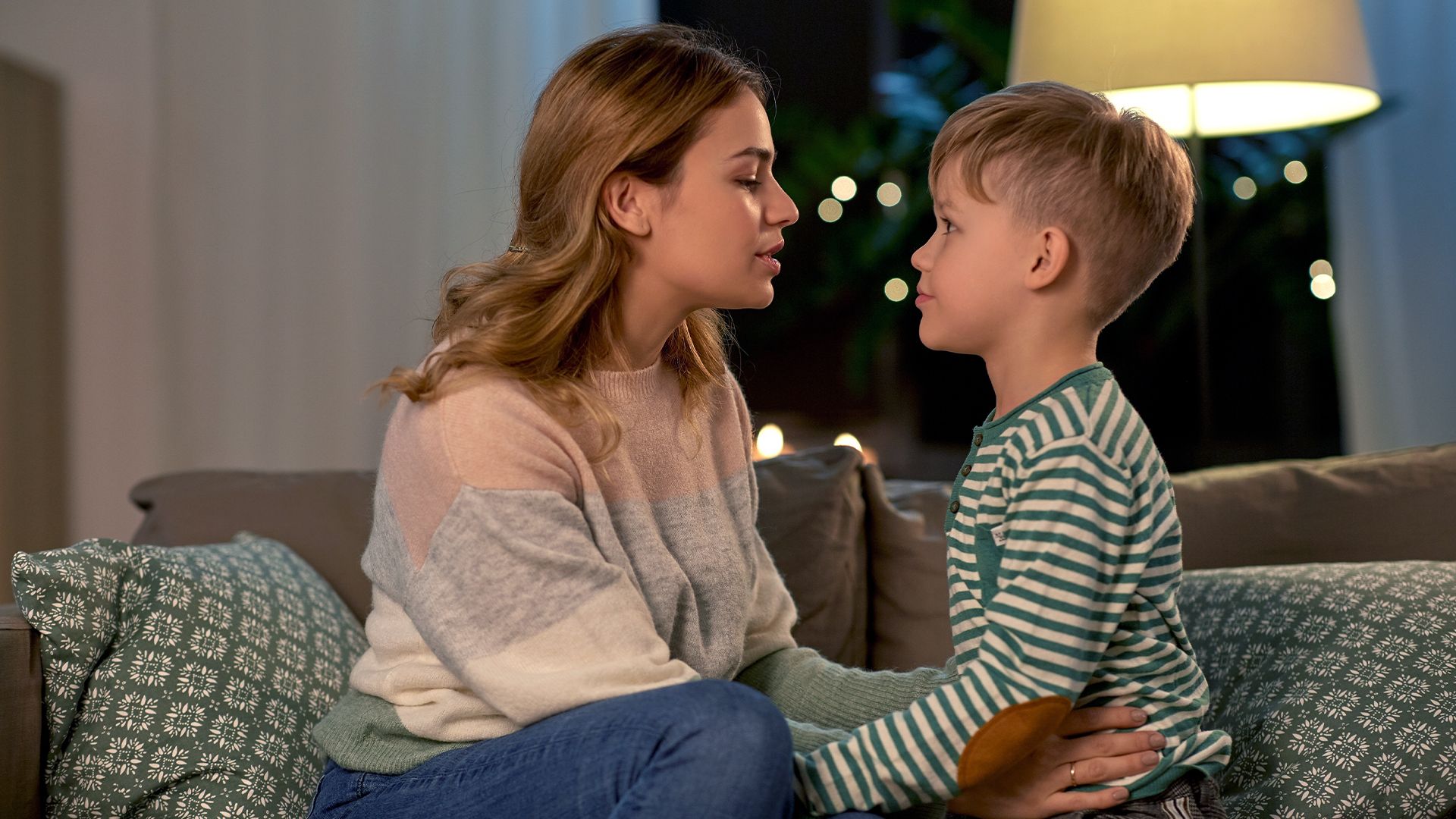 мама с ребенком разговаривает