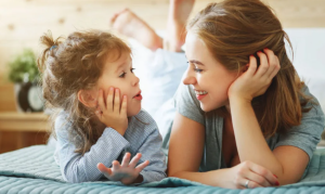 мама с ребенком разговаривает