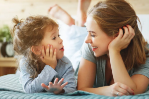 мама с ребенком разговаривает