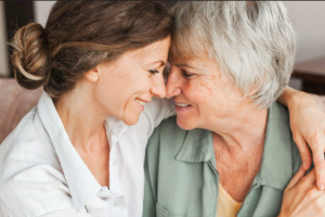 взрослая дочь с мамой