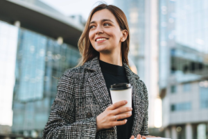 девушка с кофе на работе