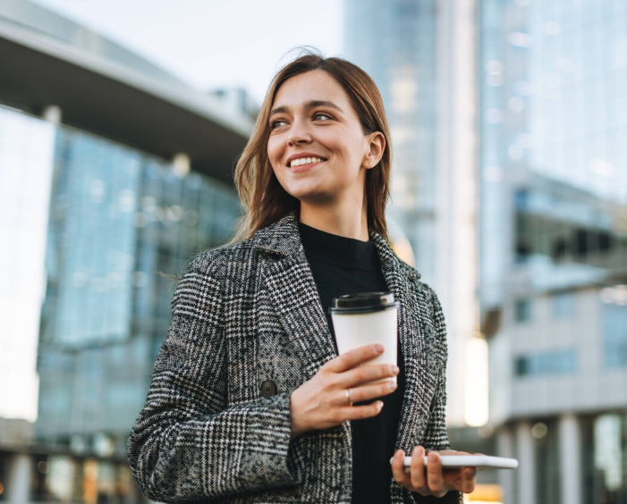 девушка с кофе на работе
