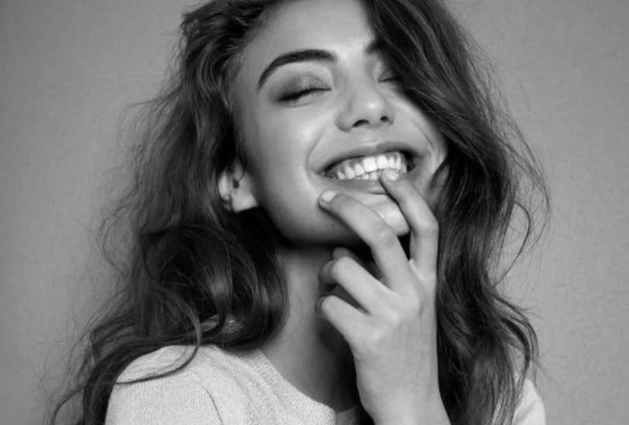 девушка женщина эмоции счастлива