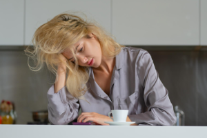 Девушка замучанная и уставшая