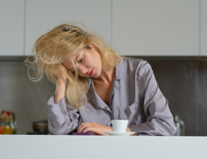 Девушка замучанная и уставшая