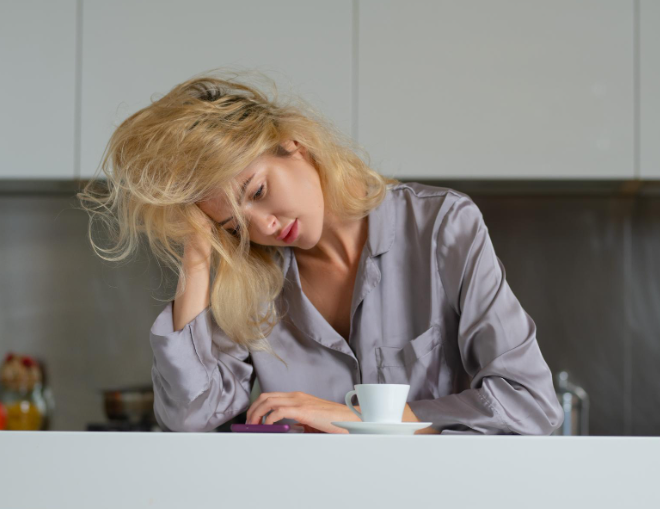 Девушка замучанная и уставшая