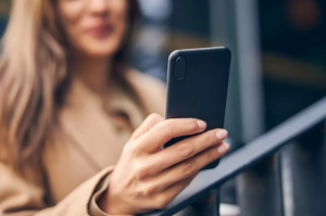 девушка с телефоном