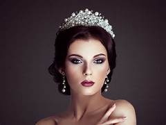 женщина уверенная в себе в короне